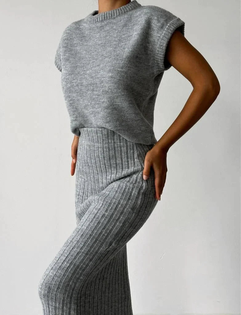 De Shes| Mouwloos vest en gebreide rok