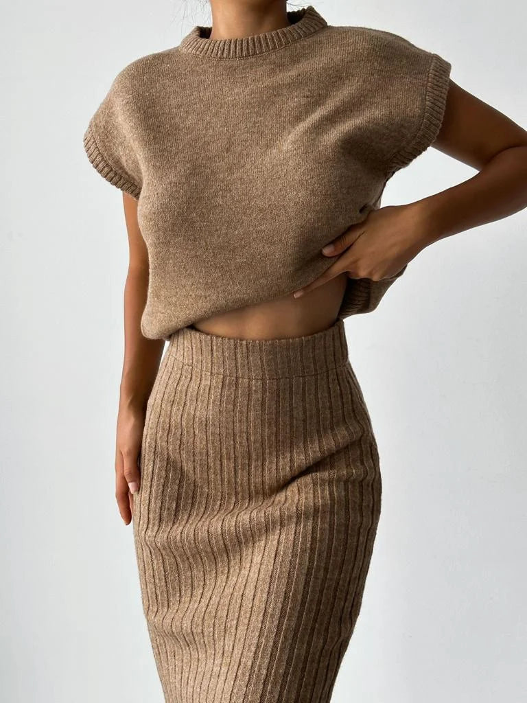De Shes| Mouwloos vest en gebreide rok