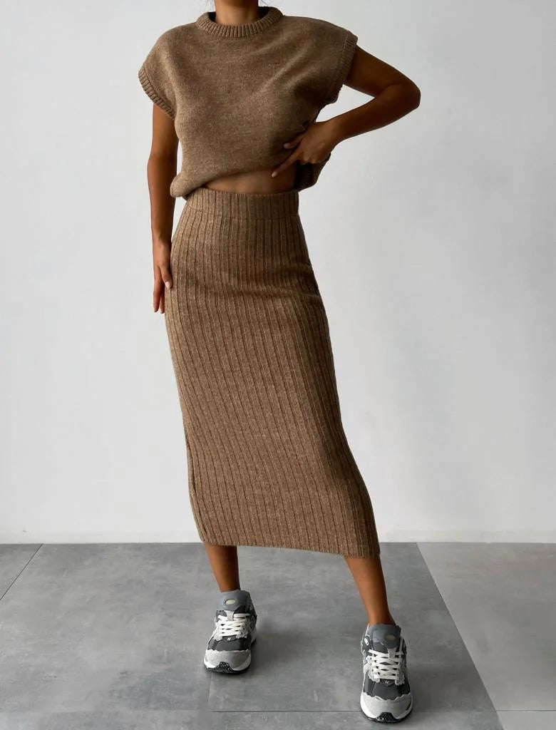 De Shes| Mouwloos vest en gebreide rok