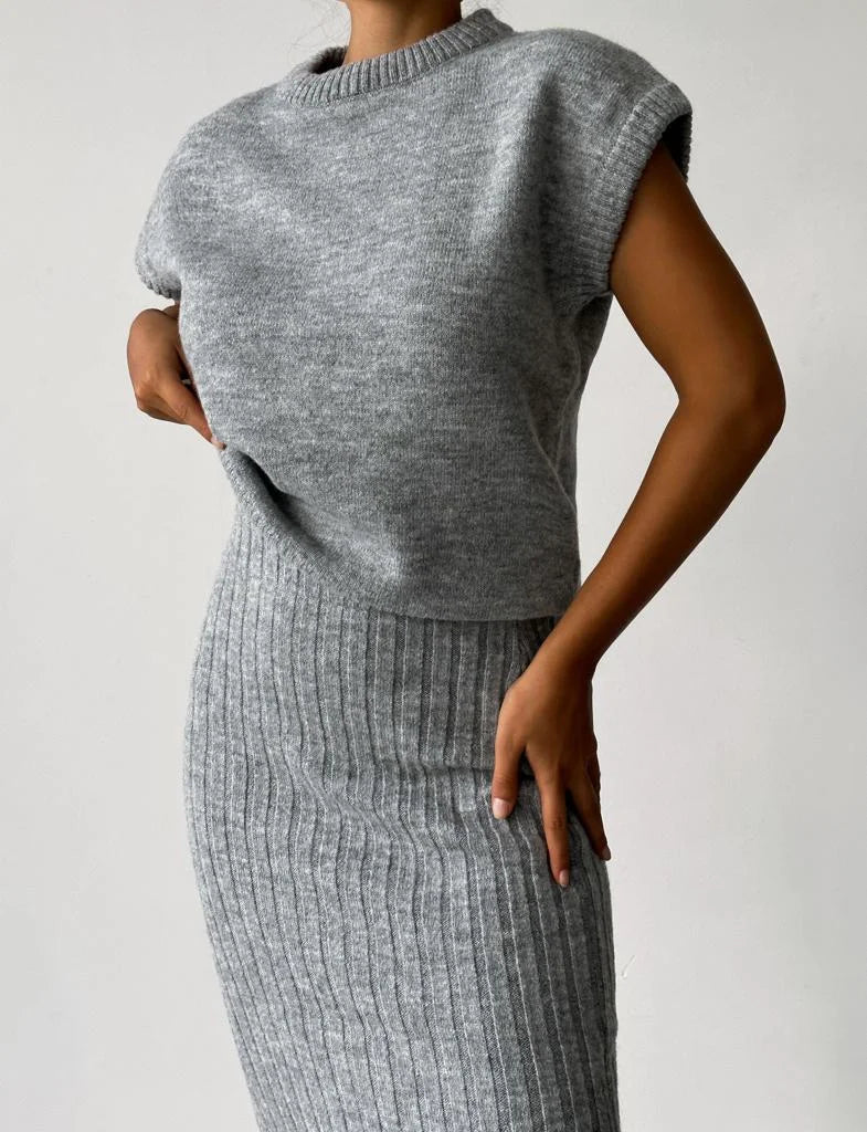 De Shes| Mouwloos vest en gebreide rok