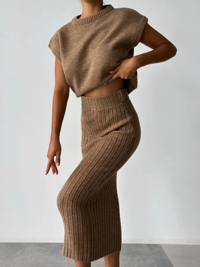 De Shes| Mouwloos vest en gebreide rok