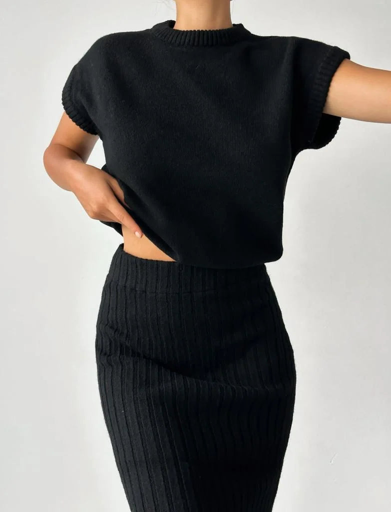 De Shes| Mouwloos vest en gebreide rok