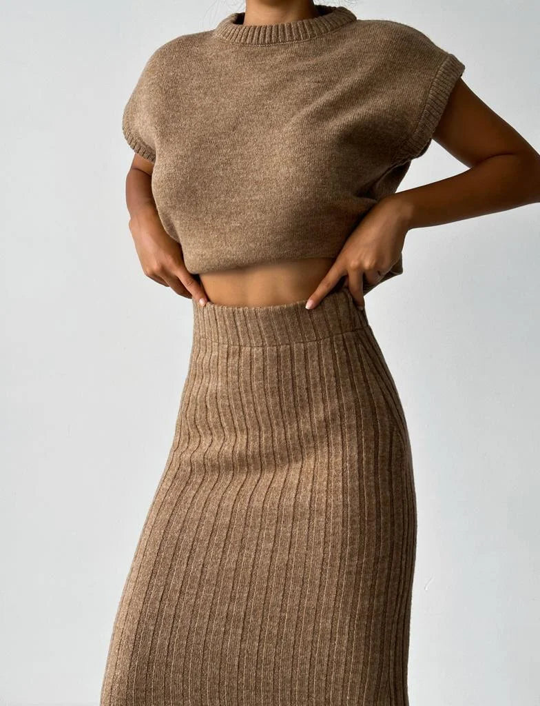 De Shes| Mouwloos vest en gebreide rok
